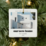 Vintag Retro First Christmas in unserem neuen Zuha Keramikornament<br><div class="desc">Unser erstes Weihnachten in unserer neuen Zuhause: ein Vintages Retro-Drehbuch und ein einfaches Design für dieses Foto-Ornament-Geschenk. So passen Sie sich an Ihr Lieblingsbild an. Sie können die Farbe des Schriftartes auch ganz nach Ihren Wünschen ändern. Ein perfektes Hauswärmespiele oder Familiengepäck, um Ihre ersten Weihnachten in Ihrem neuen Haus zu...</div>