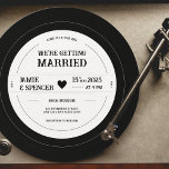 Vintag Retro Vinyl Record QR Hochzeit Einladung<br><div class="desc">Die Einladung für Musikliebhaber und Vintage Liebhaber - unsere Vinyl-Platte Hochzeit! Diese einzigartige Einladung ist so konzipiert, dass sie wie eine klassische Vinyl Platte aussieht, komplett mit Grooves und einem Label, das mit Ihren Hochzeitsdetails angepasst werden kann. Die Vorderseite der Einladung zeigt eine wunderschöne Abbildung eines Herzens und einer Aufzeichnung,...</div>