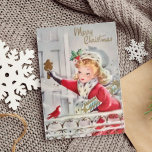 Vintag Retro Weihnachtsmädchen mit Geschenken Cust Feiertagskarte<br><div class="desc">Eine Vintage Abbildung eines wunderschönen Mädchens, das verpackte Weihnachtsgeschenke mit sich trägt und an einer Haustür klopft, während ein niedlicher kleiner Rotvogel anschaut. Sentiment in den Karten lautet: "Mögen die Feiertage Ihnen und Ihren Lieben Glück und Freude bringen. Frohe Weihnachten!" und kann nach Wunsch geändert oder bearbeitet werden. Fügen Sie...</div>