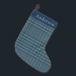 Vintag Rustic Blue Glen Kariert Personalisiert Kleiner Weihnachtsstrumpf<br><div class="desc">Fügen Sie Ihrem Urlaubsstil eine zeitlose Touch mit diesem Vintagen rustikalen blauen Glen karierten personalisierten WeihnachtsStrumpf hinzu. Dieser maskuline Strumpf mit karierten, klassischen Farbtönen in Blau und Grau verleiht Ihrem Mantel ein elegantes und gemütliches Ambiente. Ideal für diejenigen, die nach personalisierten Weihnachtsfeiern, rustikaler Feriendekoration oder maskulinen karierten Strümpfen suchen, bietet...</div>