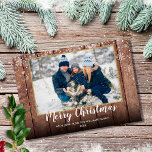Vintag Rustikales Holz Frohe Weihnachtsfeiertage F Feiertagskarte<br><div class="desc">Senden Sie Ihre Weihnachtsgrüße mit dieser stilvollen rustikalen Foto-Urlaubskarte. Personalisieren Sie die Nachricht,  das Foto,  den Familiennamen und das Datum. Entwickelt von Thisisnotme©</div>