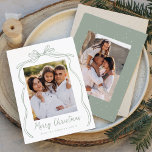 Vintag Sage Green Bow Frohe Weihnachten 2 Foto<br><div class="desc">Feiern Sie die Urlaubssaison mit dieser bezaubernden Weihnachtskarte mit dem Foto Ihrer Familie, gerahmt von einem festlichen Salbeigrün Bogen und Band auf einem knusprigen weißen Hintergrund. "Frohe Weihnachten" ist elegant geschrieben in einem bezaubernden Weise grün handgeschriebenen Skript, mit Platz, um Ihren Familiennamen unten zu personalisieren. Die Rückseite der Karte zeigt...</div>