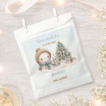 Vintag Snowman Blue Christmas Boy Baby Dusche Geschenktütchen<br><div class="desc">Niedliche Weihnachtsjunge Duschtüten mit einem schönen Schneemann,  Weihnachtsbaum mit Geschenken und Schnee in blau,  mit Vintagen Farben. Kate Eden Art</div>