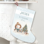 Vintag Snowman Boy Blue 1. Strumpf Kleiner Weihnachtsstrumpf<br><div class="desc">Niedlicher Strumpf für Jungen mit einem bezaubernden Schneemann und Weihnachtsbaum in Blau mit Vintagen Farben. Sie können den Text einfach personalisieren und nicht nur zu Weihnachten verwenden. :) - Kate Eden Art</div>