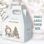 Vintag Snowman Christmas Boy Baby Dusche Klein Geschenkschachtel<br><div class="desc">Niedliche Weihnachtsjunge Dusche kleine Gable Gevor Box mit einem schönen Schneemann,  Weihnachtsbaum mit Geschenken und Schnee in blau,  mit Vintagen Farben. Sie können aus 3 Größen dieser Gable-Vorzugboxen wählen - Kate Eden Art</div>