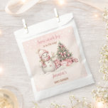 Vintag Snowman Pink Christmas Girl Babydusche Geschenktütchen<br><div class="desc">Niedliche Weihnachtsmädchen Duschtaschen mit einem schönen Schneemann,  Weihnachtsbaum mit Geschenken und Schnee in rot mit Vintagen Farben. Kate Eden Art</div>