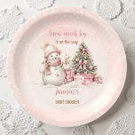 Vintag Snowman Pink Christmas Girl Babydusche Pappteller<br><div class="desc">Niedliche Weihnachtsmädchen duschen Papier-Teller mit einem bezaubernden Schneemann und Weihnachtsbaum in rot mit Vintagen Farben. Kate Eden Art</div>