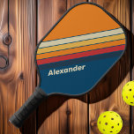 Vintag Sport Blue Regenbogen Streifen mit Namen Pickleball Schläger<br><div class="desc">Das Vintage Sport Blue Rainbow Striped Pickleball Paddel zeichnet sich durch eine auffallende Kombination aus tiefen Blautönen und lebhaften Regenbogenstreifen aus. Dieses Paddel eignet sich perfekt für Spieler, die eine dynamische und farbenfrohe Ästhetik Liebe haben. Es verleiht jedem Spiel Charakter und Flair. Personalisieren Sie es mit einem Namen für eine...</div>