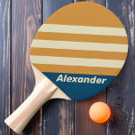 Vintag Sport Blue Wave Streifen mit Namen Tischtennis Schläger<br><div class="desc">Das Vintage Sport Blue Wave Stripes Ping Pong Paddle zeichnet sich durch ein dynamisches und kühn gestaltetes Design aus, das das Wesen von Bewegung und Energie erfasst. Dieses Paddel mit seinen dynamischen, wellenartigen Streifen strahlt ein Gefühl von Fluidität und Stil aus und macht es zu einer auffälligen Ergänzung Ihres Spiels....</div>