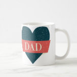 Vintag Style Blue Heart Vater Tasse<br><div class="desc">Cooles Vintages Design blaues Herz mit rotem Banner und das Wort "Vater". Ideal für den Vatertag oder jede andere Gelegenheit,  wenn Sie Ihren Vater gewollt,  sich besonders zu fühlen. Andere Farben und viele Produkte in meinem Geschäft verfügbar. Copyright © Iveta Angelova,  Alle Rechte vorbehalten</div>