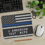 Vintag Thin Blue Line Personalisierter Polizeibeam Mousepad<br><div class="desc">Mit der Einführung unserer Kollektion von Polizeibeamten, speziell für Strafverfolgungsbeamte und -abteilungen im ganzen Land konzipiert. Stolz tragen wir verschiedene Gegenstände, die mit der "Blue Line Flag" und der "American Flag" geschmückt sind, um Ihre Hingabe zum Dienst und Schutz Ihrer Gemeinde zu demonstrieren. Unsere Vintag inspiriert Produkte aus Imitat-Leder und...</div>