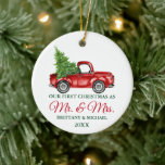 Vintag Truck Erster Weihnachtsmann und Frau Keramik Ornament<br><div class="desc">Wasserfarbener Vintager roter LKW mit Weihnachtsbaum. Unsere ersten Weihnachten als Herr und Frau Ornament. Rotes Skript.</div>