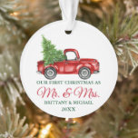 Vintag Truck Erster Weihnachtsmann und Frau Ornament<br><div class="desc">Wasserfarbener Vintager Red Truck mit Weihnachtsbaum. Unser erstes Weihnachten als Herr und Frau Ornament. Rotes Skript.</div>