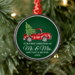 Vintag Truck Erster Weihnachtsmann und Grün Ornament Aus Metall<br><div class="desc">Wasserfarbener Vintager roter LKW mit Weihnachtsbaum. Unsere ersten Weihnachten als Herr und Frau Ornament. Grüner Hintergrund des Waldes.</div>