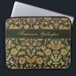 Vintag William Morris Gold Floral Laptopschutzhülle<br><div class="desc">Dieses schlichte und dennoch elegante Design besticht durch ein von William Morris inspiriertes Bräunungs-,  Gold- und Schwarz-Blütenmuster. Schützen Sie Ihren Laptop oder Ihr Tablett im Stil! Fügen Sie einen Namen hinzu,  um ihn zu personalisieren. Macht ein großartiges Weihnachts- oder Muttertagsgeschenk. Erstellt von der einfachen Farmhouse Press.</div>