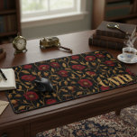 Vintag William Morris Monogram Schreibtischunterlage<br><div class="desc">Entspannen Sie auf Ihrem Schreibtisch mit einer Touch klassischer Kunstgeschichte mit dieser speziell von William Morris inspiriert Blumenschreibmatte. Dieses große Mousepad mit einem Vintagen Mousepad in kräftigen, erdigen Rot-, Schwarz- und Goldtönen verwandelt Ihren Arbeitsbereich in ein Kunstwerk. Das komplexe, Retro-Stil-Blumendesign verleiht jedem Zuhause- oder Kreativbüro eine raffinierte und elegante Ästhetik....</div>