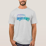 Vintag Woody Surf T-Shirt<br><div class="desc">Lass uns den Strand treffen! Woody Surf Waggon T - Shirt. Cooler,  ikonischer Holzpaneelenwagen mit Surfbrett. Farbenfrohe Ozeanfarben und Aqua-Grüntöne - bedrücktes und verwittertes Design für das Vintage Aussehen.</div>