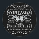 Vintage 1951 Man Myth Legend 70th Birthday Große Wanduhr<br><div class="desc">Mit diesem niedlichen und farbenfrohen Design machen Sie Ihre Geburtstagsfeier noch attraktiver. Eine perfekte Ergänzung für Ihre Geburtstagskollektion. Ein Muss Kleidung für einen Geburtstagsfeier tragen.</div>