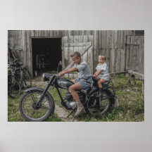 Vintage 2 Jungs auf einem Motorrad