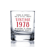 Vintage 50. Geburtstagsparty Whiskyglas<br><div class="desc">Ein lustiges Whiskey Glas, um seinen 50. Geburtstag zu feiern. "Take a Shot, He's Still Hot" und sein Name sind in einfachen modernen Typografie und "Vintag" und das Jahr, in dem er geboren war, sind in einem Retro-roten Schriftart.</div>