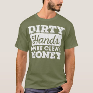 Vintage abgenutzte schmutzige Hände machen saubere T-Shirt