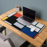 Vintage Abstrakte Zusammensetzung von Piet Mondria Schreibtischunterlage<br><div class="desc">Die Komposition mit Groß Rot, Gelb, Schwarz, Grau und Blau (1921) von Piet Mondrian ist eine Vintage abstrakte, feine Kunstkomposition, die asymmetrisch ist mit einem großen dominanten Farbblock, Rot, der durch die Verteilung kleiner gelber, bläulicher Graublöcke und Weißblöcke ausgeglichen wird. Die Komposition besteht aus dicken, schwarzen, horizontalen und vertikalen Linien,...</div>