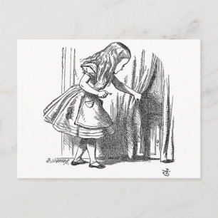 Vintage Alice im Wunderland auf der Suche nach Tür Postkarte