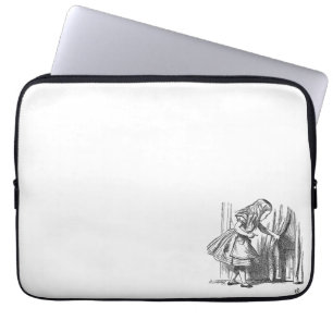Vintage Alice im Wunderland, die nach der Tür Laptopschutzhülle