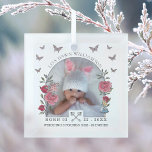 Vintage Alice im Wunderland Geburtsankündigung Ornament Aus Glas<br><div class="desc">Wunderschön gestaltete Vintage Alice im Wunderland-thematische Geburtshaus-Ankündigung Glas-Ornament. Wir haben die ikonische Alice im Wunderland Vintages Weißkaninchen & Alice-Illustration sorgfältig durch Handskizzen restauriert und mit wunderschönen Aquarelluntertönen zum Leben erweckt. Mit unserem handgezeichnet Aquarell und einer skizzenhaften Rose-Blüte-Foto-Rahmenanordnung können Sie Ihr eigenes Bild in die Form des Fotos einfügen. Passen Sie...</div>