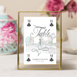 Vintage Alice im Wunderland Tee Party Spielkarte Tischnummer<br><div class="desc">Wunderschön gestaltete Vintage Alice im Wunderland-thematische Hochzeitsschilder Tischnummer. Ideal für eine Hochzeit zum Thema Alice im Wunderland. Wir haben die ikonische Alice im Wunderland Vintag Tee Party Tisch & Charakterabbildungen sorgfältig restauriert, indem wir sie von Hand skizziert haben und mit wunderschönen Aquarellfarben-Untertönen zum Leben erwecken. Die Tischnummer ist wie eine...</div>