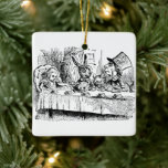 Vintage Alice im Wunderland, Tee-Party-Szene Keramikornament<br><div class="desc">Vintage Illustration Viktorianischer Era-Märchen und Kinderzimmer-Rhymes-Geschichtenbild von Sir John Tenniel in Lewis Carroll Buch Alice's Adventures in Wonderland, 1865. Alice wird zum Gast in einem "verrückten" Tee-Party zusammen mit dem März Hare, dem Hatter und einem schlafenden Dormaus. Die anderen Charaktere geben Alice viele Rätsel und Geschichten, darunter das berühmte "Warum...</div>