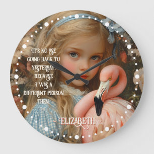 Vintage Alice im Wunderland umarmender Flamingo Große Wanduhr