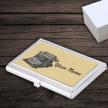 Vintage, altmodische Schwarze Schreibmaschine Zeic Visitenkarten Dose<br><div class="desc">Diese Visitenkartenkartentasche aus Silber ist braun,  mit einem schwarzen zeichn einer Vintagen altmodischen Schreibmaschine. Passen Sie Ihren Namen mit der Vorlage an.</div>