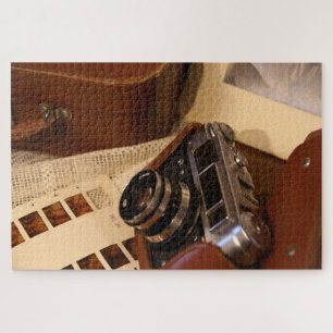 Vintage-Analogkamera im braunen Lederetui