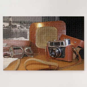 Vintage-Analogkamera im braunen Lederetui