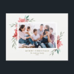 Vintage Aquarellfarbe Rote Poinsettia Foto Feiertagspostkarte<br><div class="desc">Frohe Weihnachten! Senden Sie Urlaubswünsche und Grüße mit dieser eleganten Weihnachtspostkarte. Es zeigt Aquarellbilder von roter Poinsettia mit grüner Vegetation. Personalisieren Sie diese blumengeschmückte Weihnachtspostkarte,  indem Sie Ihr Lieblings-Foto,  Gruß,  Namen und andere Details hinzufügen. Die Texte sind vollständig editierbar. Erhältlich als Flachkarte,  gefaltete Karte und Postkarte.</div>