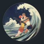 Vintage Art Deco Liebhaber des Kusses in den Welle Große Wanduhr<br><div class="desc">Vintage Illustration Kunst Deko Liebe und Romantik Image mit einem jungen Paar,  das unter dem Surfen umarmt und küsst,  eine Meereswelle am Strand. Künstler: George Barbier,  c. 1921</div>