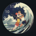 Vintage Art Deco Liebhaber des Kusses in den Welle Große Wanduhr<br><div class="desc">Vintage Illustration Kunst Deko Liebe und Romantik Image mit einem jungen Paar, das unter dem Surfen umarmt und küsst, eine Meereswelle am Strand. Künstler: George Barbier, c. 1921</div>