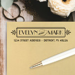 Vintage Art Deco Monogram-Rücksendeadresse Permastempel<br><div class="desc">Selbstfarbige Rücksendeadresse Stamper inspiriert durch Vintage Kunst Deko Stil. Das Design verfügt über einen dekorativen Monogramm-Rahmen und "und" in einem eleganten Skript mit individuellem Rücksendeadresse-Text.</div>