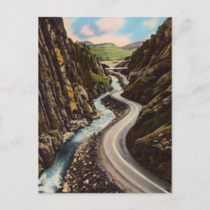 Vintage Autobahn und Fluss durch die Berge Postkarte