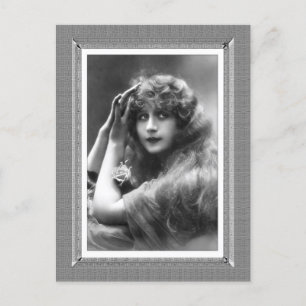 Vintage Beauty - Unsicherheit - in Schwarzweiß Postkarte