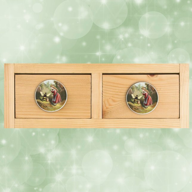 Vintage Biene Viktorianischer Honigwald Keramikknauf (Victorian little girl in woods with big bee guarding pot of honey on drawer knob pull.)