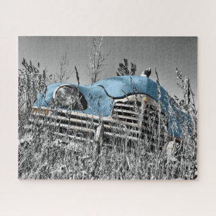 Vintage Blaue Auto auf Grasfeld