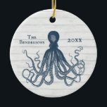 VINTAGE BLAUE OCTOPUS-VERANSTALTUNG AUF WEISSEM HO KERAMIK ORNAMENT<br><div class="desc">Dieser Vintage,  schieferblaue Oktopus Weihnachtsschmuck kann auf der Vorder- und Rückseite völlig personalisiert sein. Fügen Sie einfach Ihre eigenen Namen,  Monogramme oder Initialen hinzu,  um dieses sehr coole Oktopus-Ornament zu Ihrem eigenen zu machen. Ideal für Geschenke an Oktopusliebhaber überall!</div>