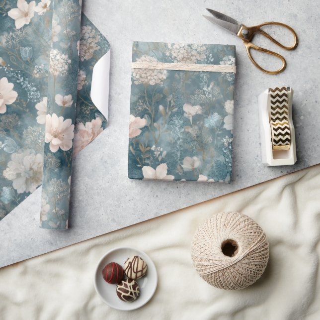 Vintage Blue & Blush Floral Wrapping Paper Geschenkpapier (Kunsthandwerk)