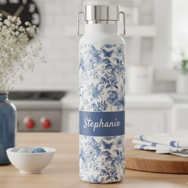 Vintage Blue Floral Toile Monogram Trinkflasche (Von Creator hochgeladen)