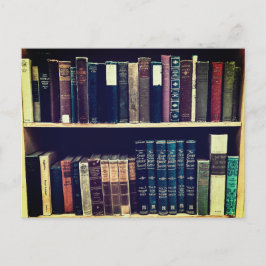 Vintage Bücher im Regal Postkarte