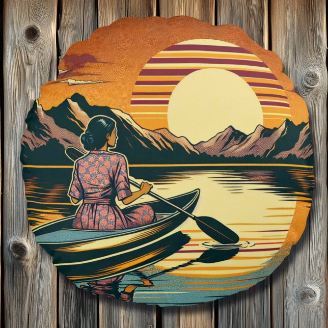 Vintage Camping Szene Frau Kayaking Rundes Kissen (Von Creator hochgeladen)