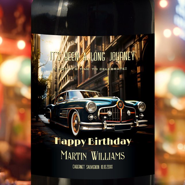 Vintage Car Birthday Weinetikett (A vintage men's birthday wine label featuring a fantasy classic car in a city in times long gone)