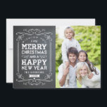 Vintage Chalkboard Holiday Foto Card Feiertagskarte<br><div class="desc">Feiern Sie die Saison mit dieser modernen und stilvollen Urlaubskarte von Berry Berry Sweet. Besuchen Sie WWW.BERRYBERRYSWEET.COM für mehr von unseren stilvollen Feriensammlungen. Anpassbare Hintergrundfarbe.</div>
